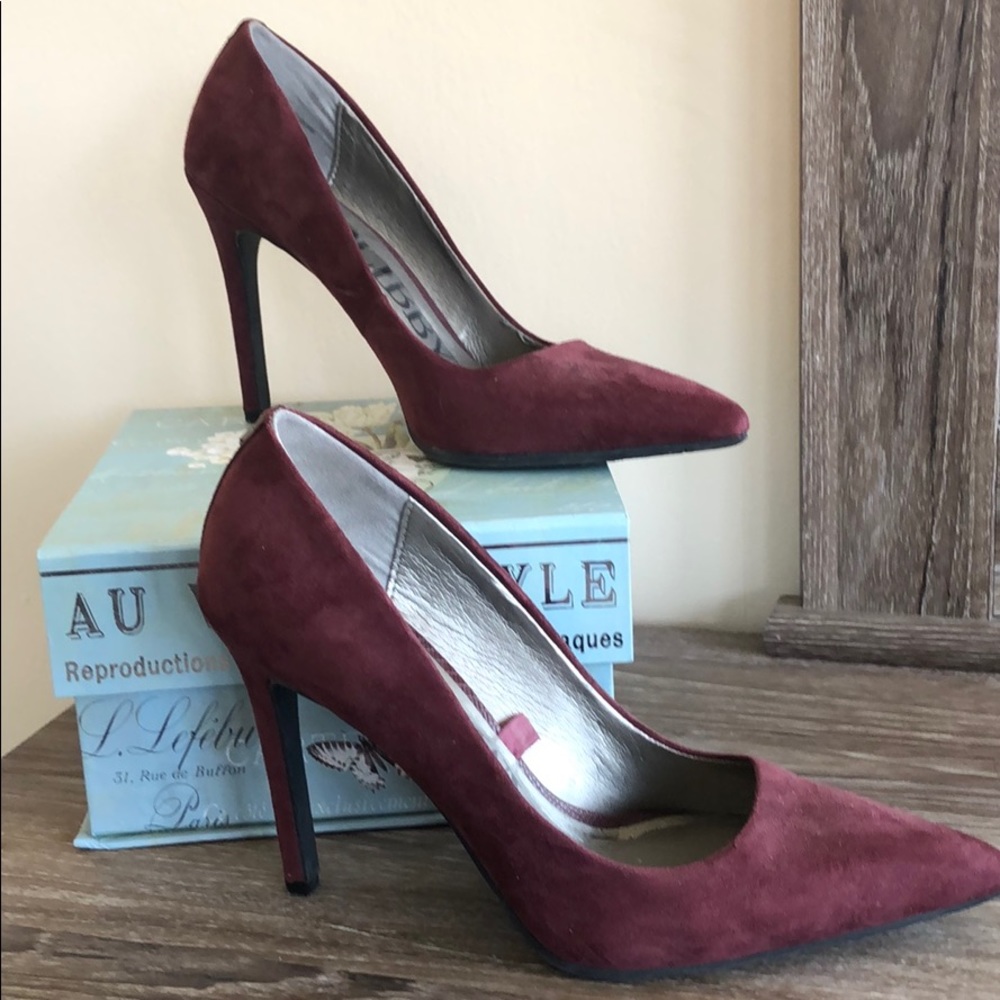 Classic pointy toed maroon pumps